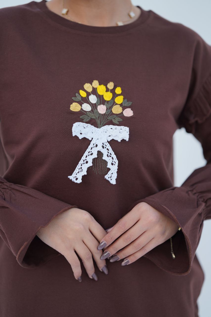 بلوز گلدوزی شده سر آستین چین دار و سرشانه مدل دار 